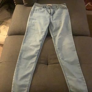 Blue lightwashed skinny jeans